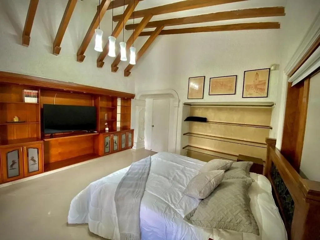 Luxury Villa In Provenza 메딜린 펜션