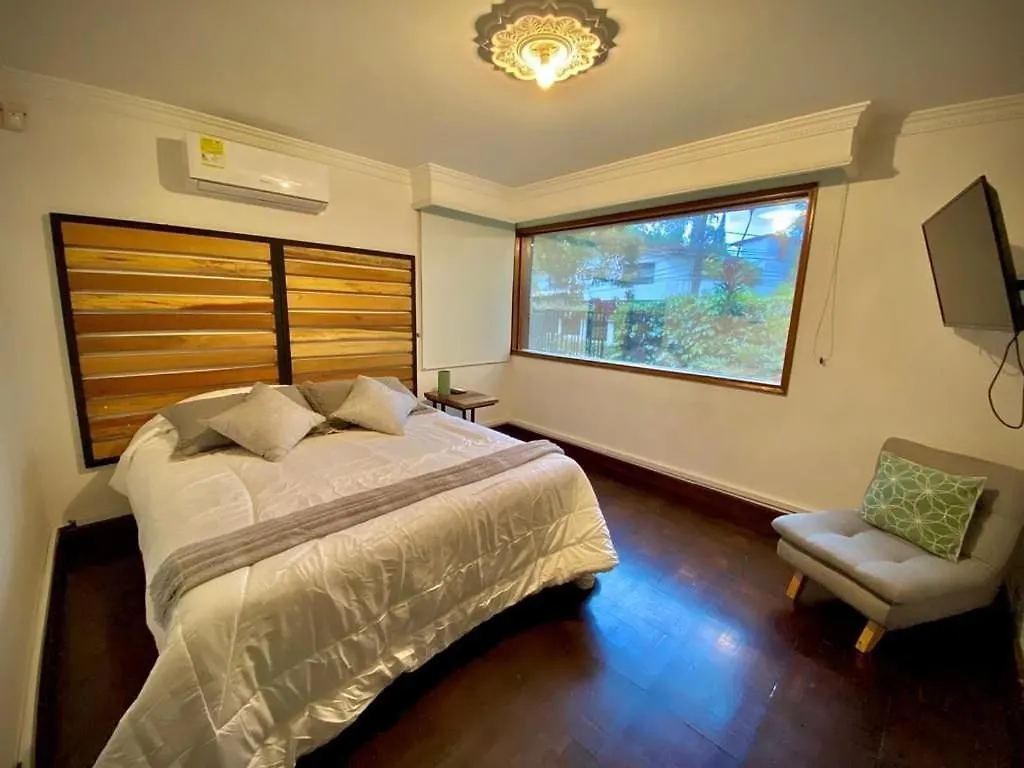 Luxury Villa In Provenza 메딜린