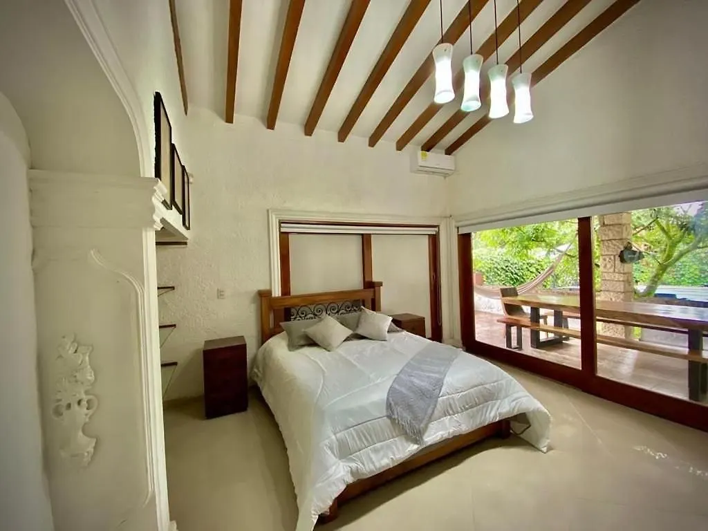 Luxury Villa In Provenza 메딜린