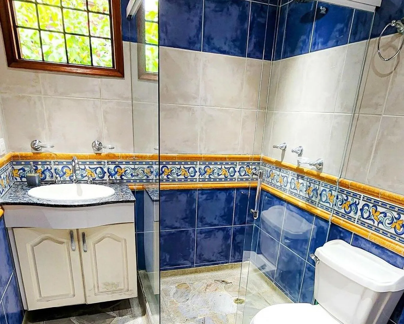 Luxury Villa In Provenza 메딜린